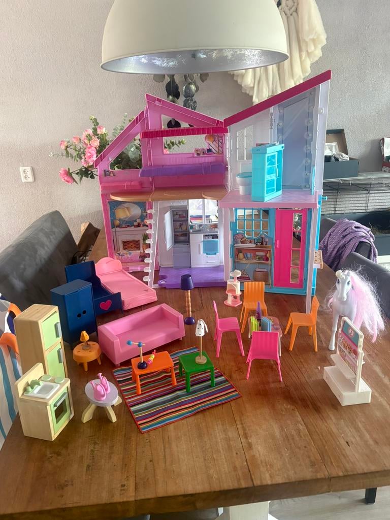 Barbiehuis en ambulance €15, Kinderen en Baby's, Speelgoed | Poppenhuizen, Ophalen of Verzenden, Gebruikt, Toebehoren