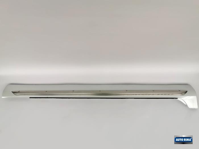 Dorpel rechts van een Volvo V90