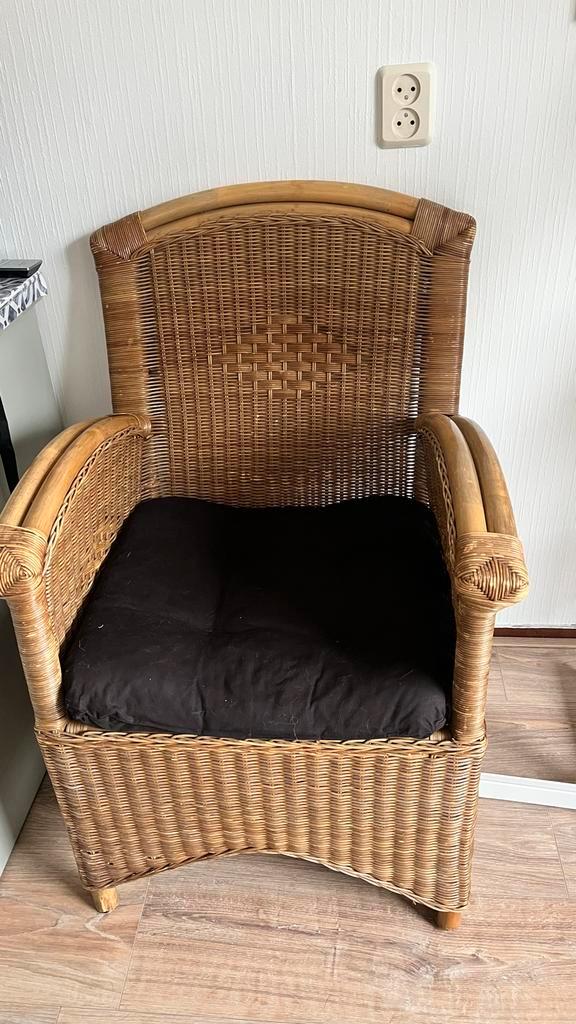 Rotan stoel met kussen, Huis en Inrichting, Stoelen, Gebruikt, Eén, Riet of Rotan, Bruin, Ophalen