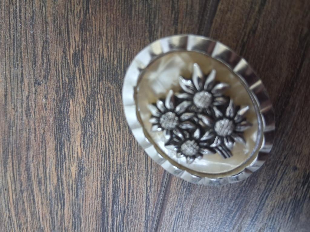 Sjaalklemmetje met zonnebloemen, Sieraden, Tassen en Uiterlijk, Broches, Ophalen of Verzenden, Overige materialen