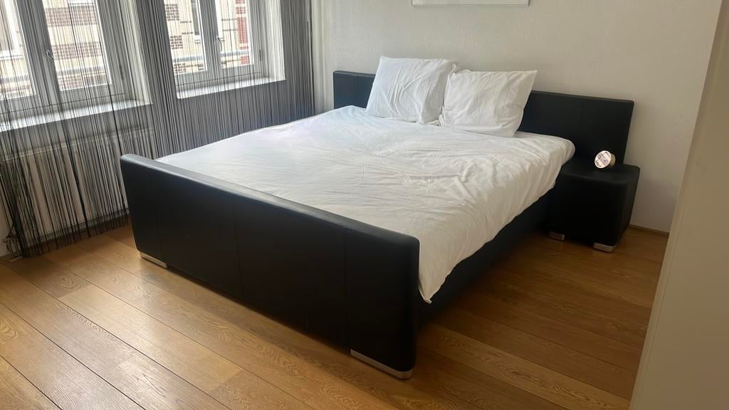 Tweepersoonsbed met leren ombouw, rugstuk en 2 poefjes, Ophalen, Gebruikt, Tweepersoons, 180 cm