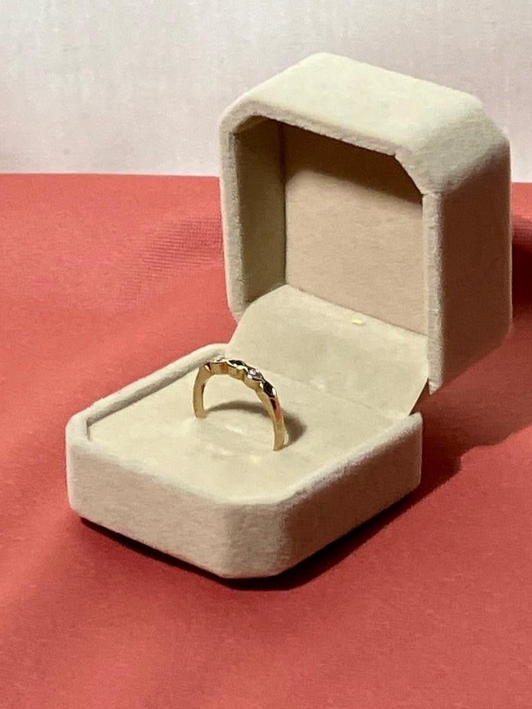 14k gouden ring met saffier en sprankelend lichtspel maat 57, Gebruikt, Verzenden, 17 tot 18, Met edelsteen