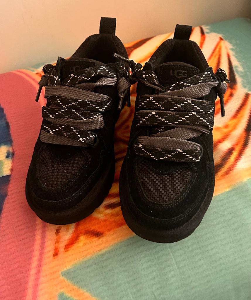 UGG Lowmel Zwart dames 38 Nieuw!, Kleding | Dames, Ophalen, Zwart, Nieuw, Sneakers of Gympen