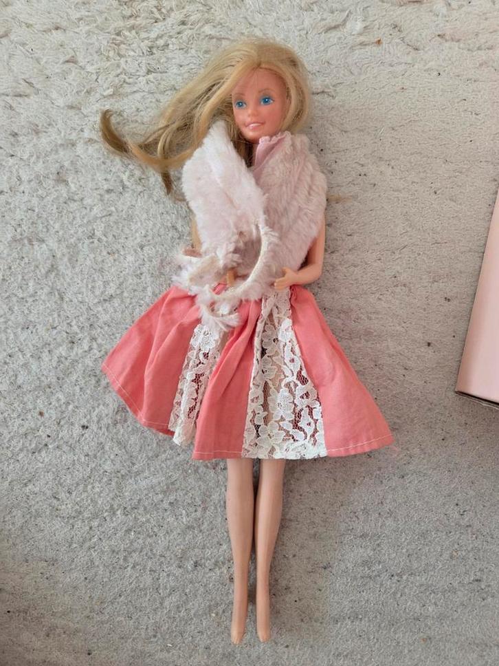 Vintage Barbie pop met roze jurk en bontstola, Kinderen en Baby's, Speelgoed | Poppen, Gebruikt, Barbie, Ophalen of Verzenden