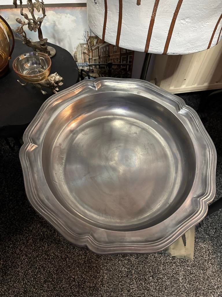 Antieke tinnen schaal met decoratieve rand, Antiek en Kunst, Ophalen of Verzenden