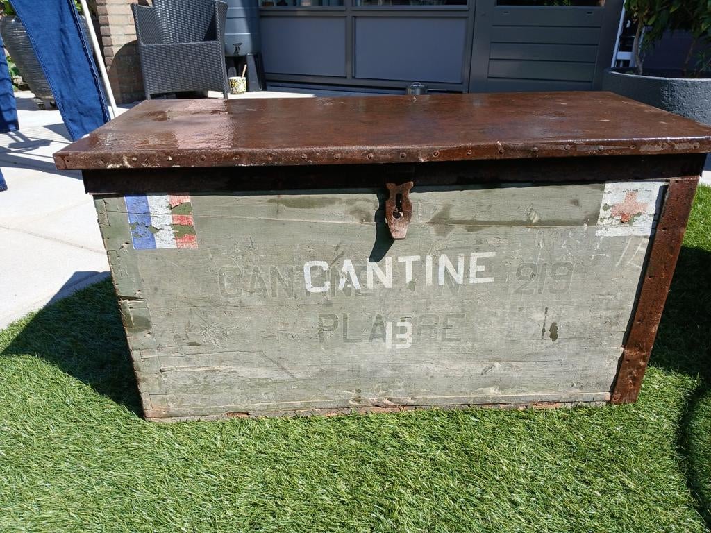 Franse oude  rode kruis kist!  Is hoog 44 cm diep 36 cm en b, Ophalen