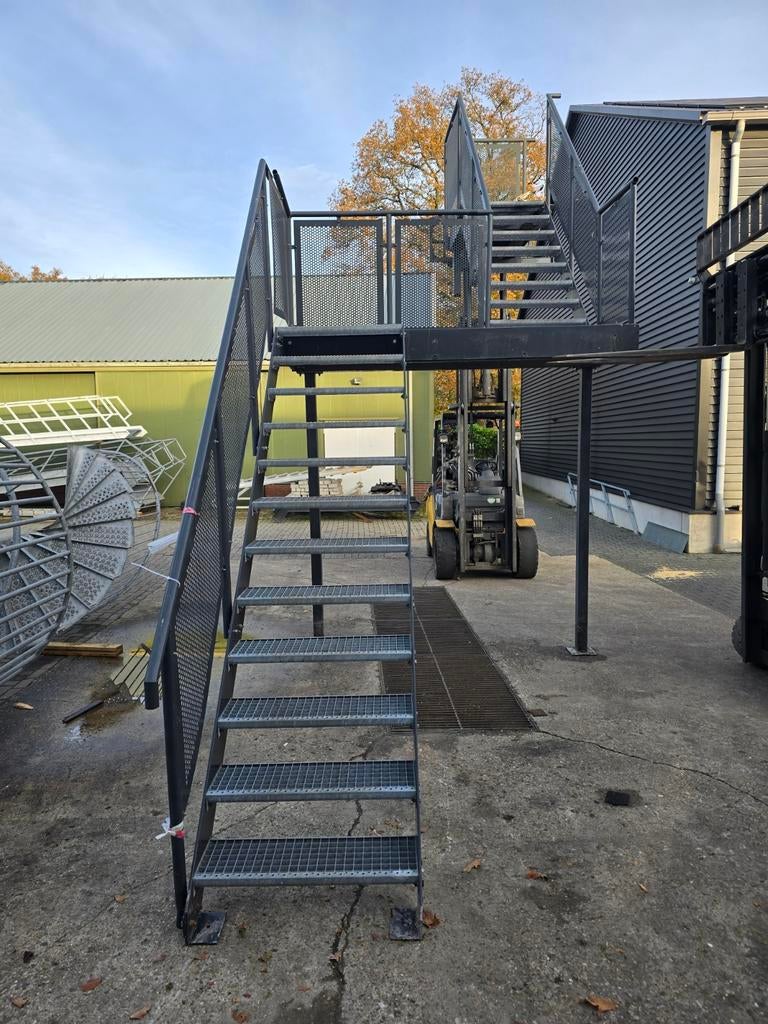 Stalen trap met bordes antraciet. Hoog 4,1 mtr. Nob171, Doe-het-zelf en Verbouw, Ladders en Trappen, Ophalen, Nieuw