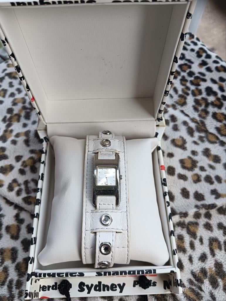 Guess dames horloge - Zo goed als nieuw, Sieraden, Tassen en Uiterlijk, Horloges | Dames, Leer, Staal, Guess, Polshorloge