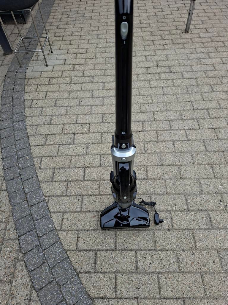 Zwarte steelstofzuiger met oplader, Ophalen of Verzenden, Kruimeldief