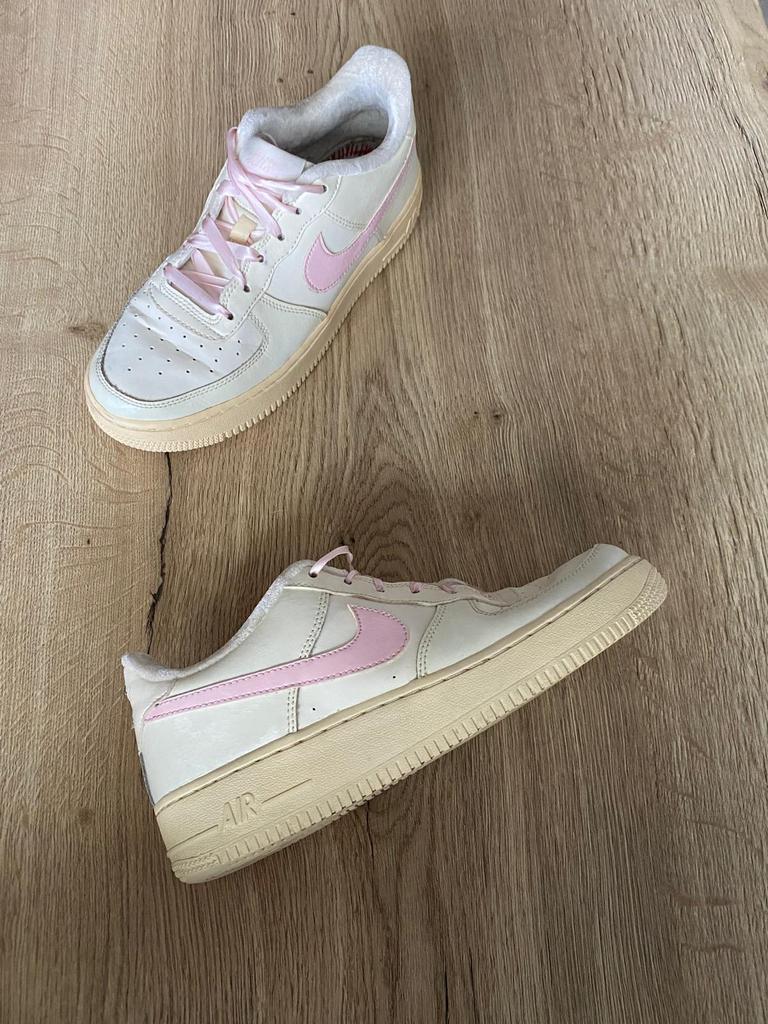 Nike Air Force 1 wit/roze maat 38.5 – origineel & trendy, Wit, Ophalen of Verzenden, Sneakers of Gympen, Gedragen