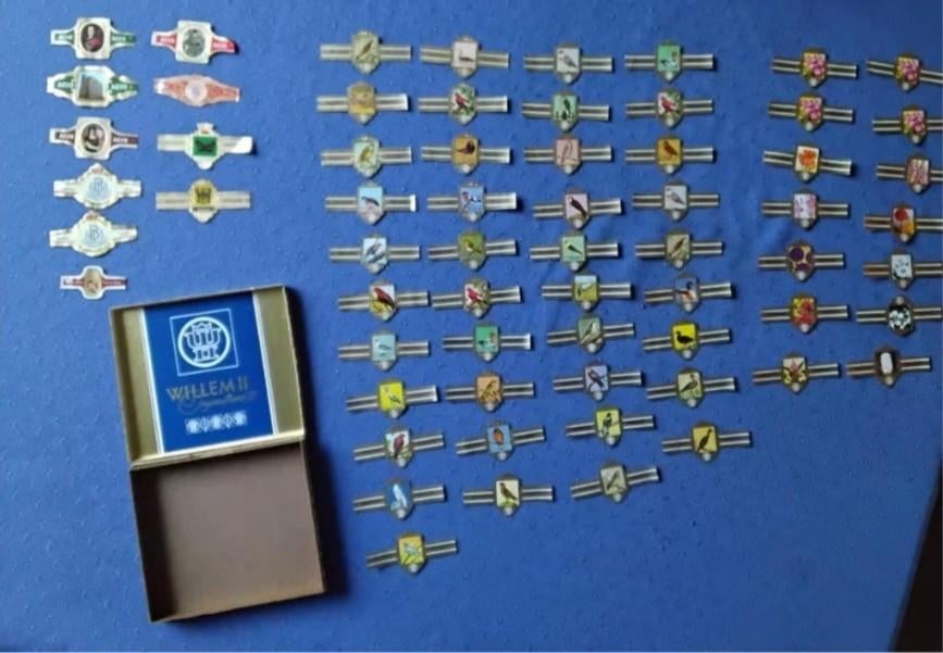 Verzameling sigarenbandjes (64) in sigarendoos van Willem II, Ophalen, Zo goed als nieuw, Sigarenbandjes