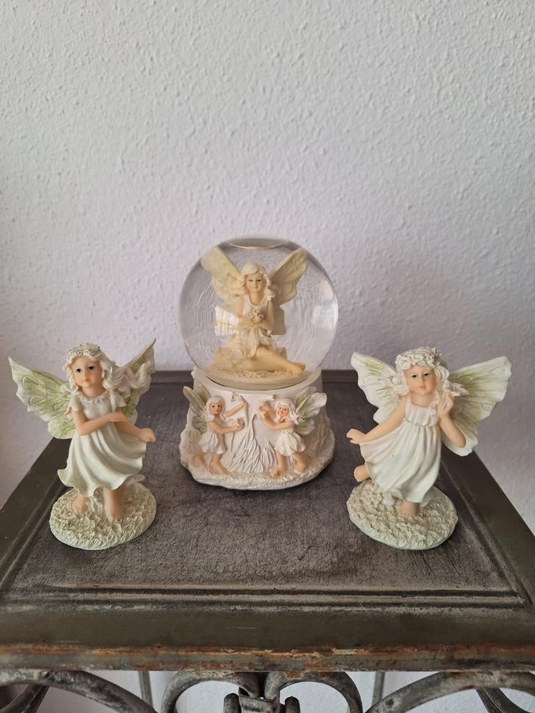 Set van 3 Engelen Beeldjes en Sneeuwbol, Verzamelen, Beelden en Beeldjes, Zo goed als nieuw, Fantasy, Ophalen of Verzenden