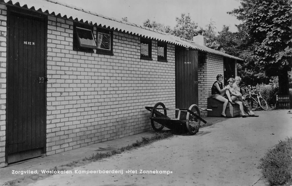 Zorgvlied - Waslokalen kampeerboerderij Het Zonnekamp 1964, Ophalen of Verzenden, 1960 tot 1980, Gelopen, Drenthe