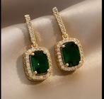 Elegante gouden oorbellen met smaragdgroene steen, Sieraden, Tassen en Uiterlijk, Oorbellen, Hangers, Met edelsteen, Nieuw, Ophalen of Verzenden
