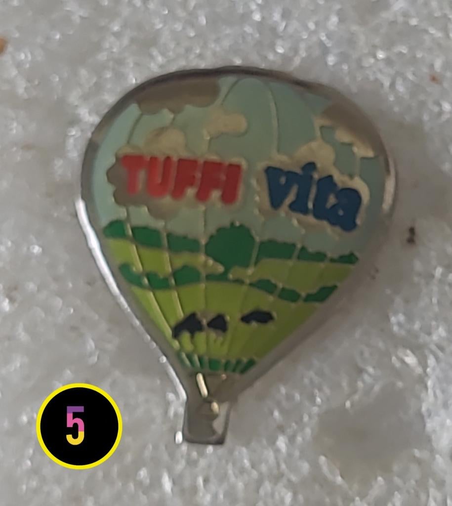 Vintage Pin Hete Luchtballon "Tuffi Vita", Verzamelen, Verzenden, Gebruikt, Overige onderwerpen, Speldje of Pin