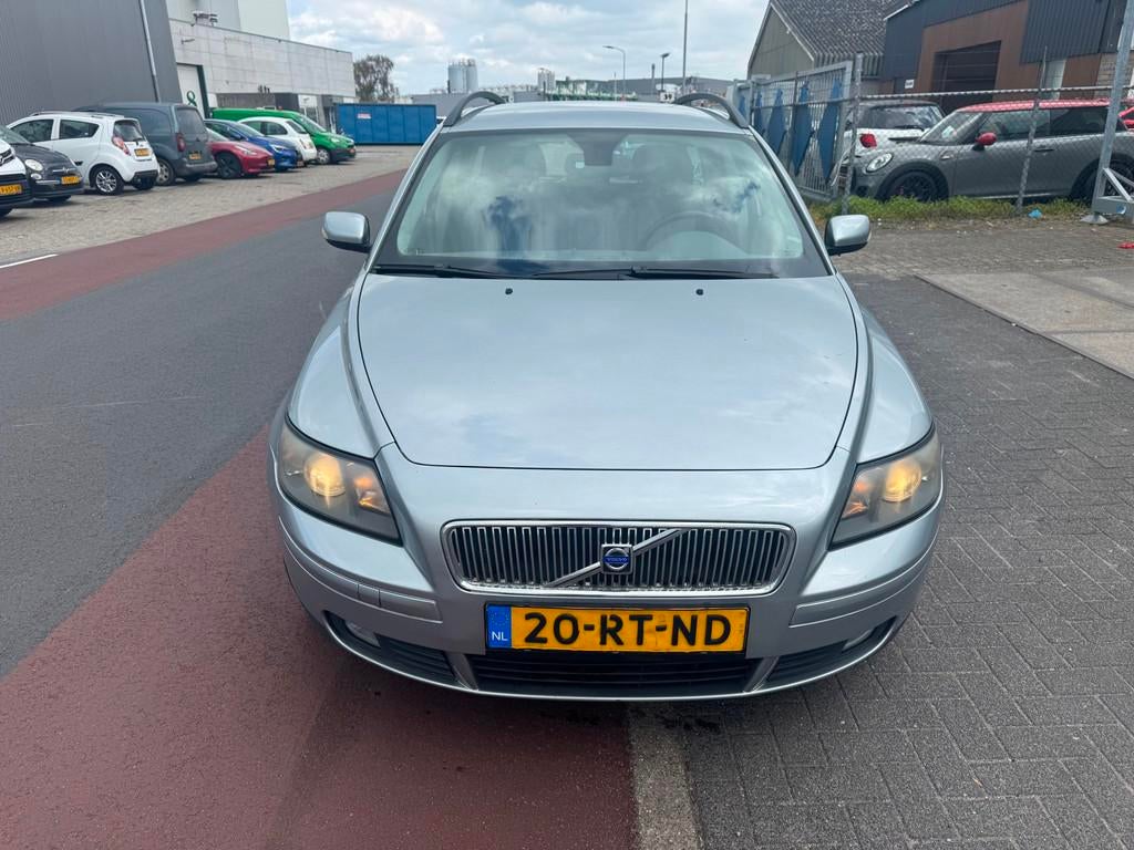 Volvo V50 2.4 Summum Automaat NW APK Koopje, Auto's, Gebruikt, 700 kg, 2435 cc, Zilver of Grijs