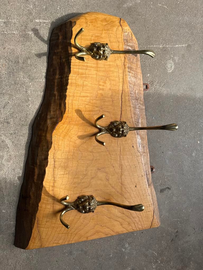 Unieke houten wandkapstok met messing leeuwenkoppen, Wandkapstok, Gebruikt, Ophalen of Verzenden, Minder dan 100 cm