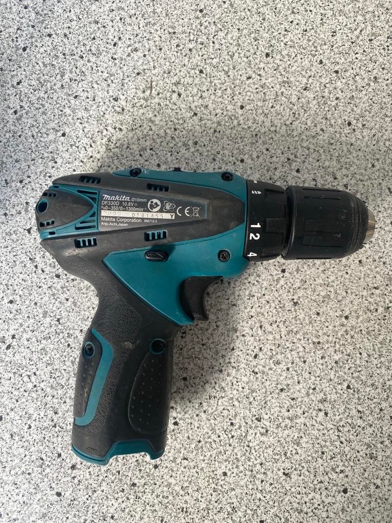 Makita DF330D Accuboormachine met oplader en accu, Gebruikt, Variabele snelheid, Ophalen of Verzenden, Boor- en Schroefmachine