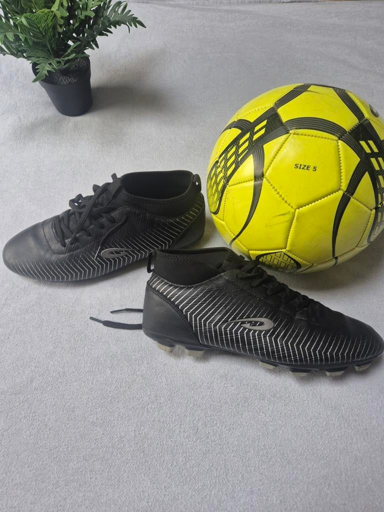 Panther Voetbalschoenen + Voetbal - Zwart/Felgeel - Maat 39, Sport en Fitness, Maat XS of kleiner, Schoenen, Ophalen of Verzenden