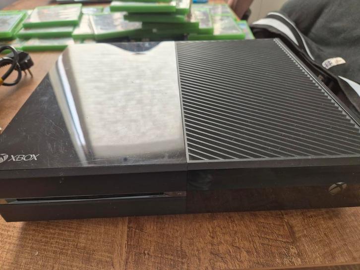 Xbox One met 2 controllers en 27 spellen, Spelcomputers en Games, Spelcomputers | Xbox One, Gebruikt, Xbox One, Met 2 controllers