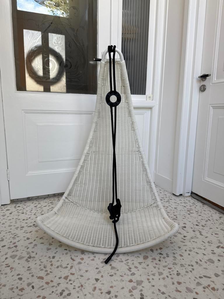 Witte Rotan Hangstoel - Stijlvol en Comfortabel, Huis en Inrichting, Stoelen, Ophalen, Wit, Riet of Rotan, Zo goed als nieuw