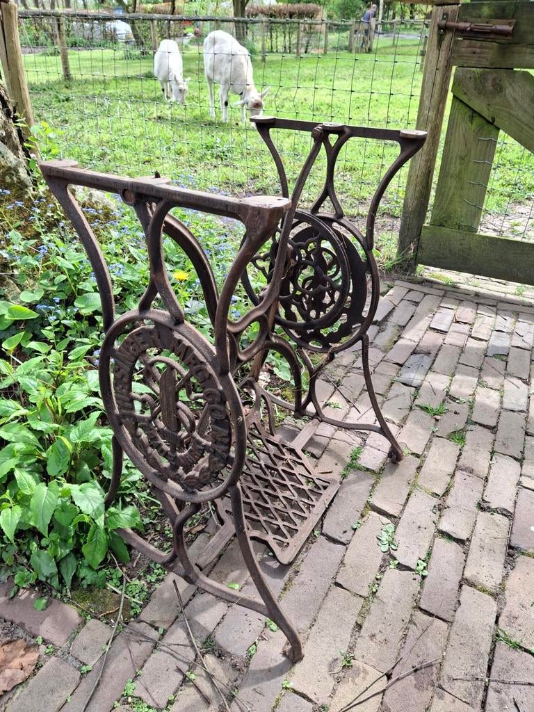 Antiek onderstel naaimachine, gietijzer, Ophalen, Gebruikt, Overige typen