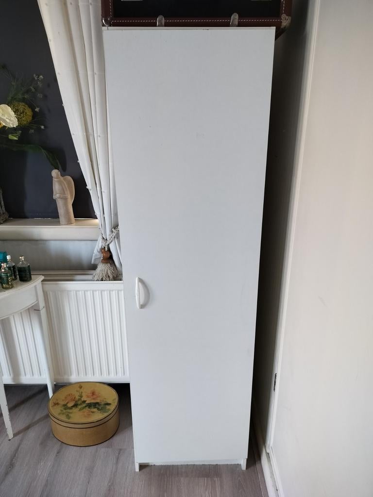 Eenvoudige smalle witte kast, Ophalen