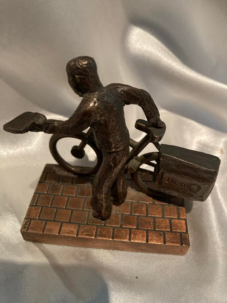 Bronzen beeldje DistriQ bezorger met fiets, Minder dan 20 cm, Ophalen of Verzenden, Brons, Scène