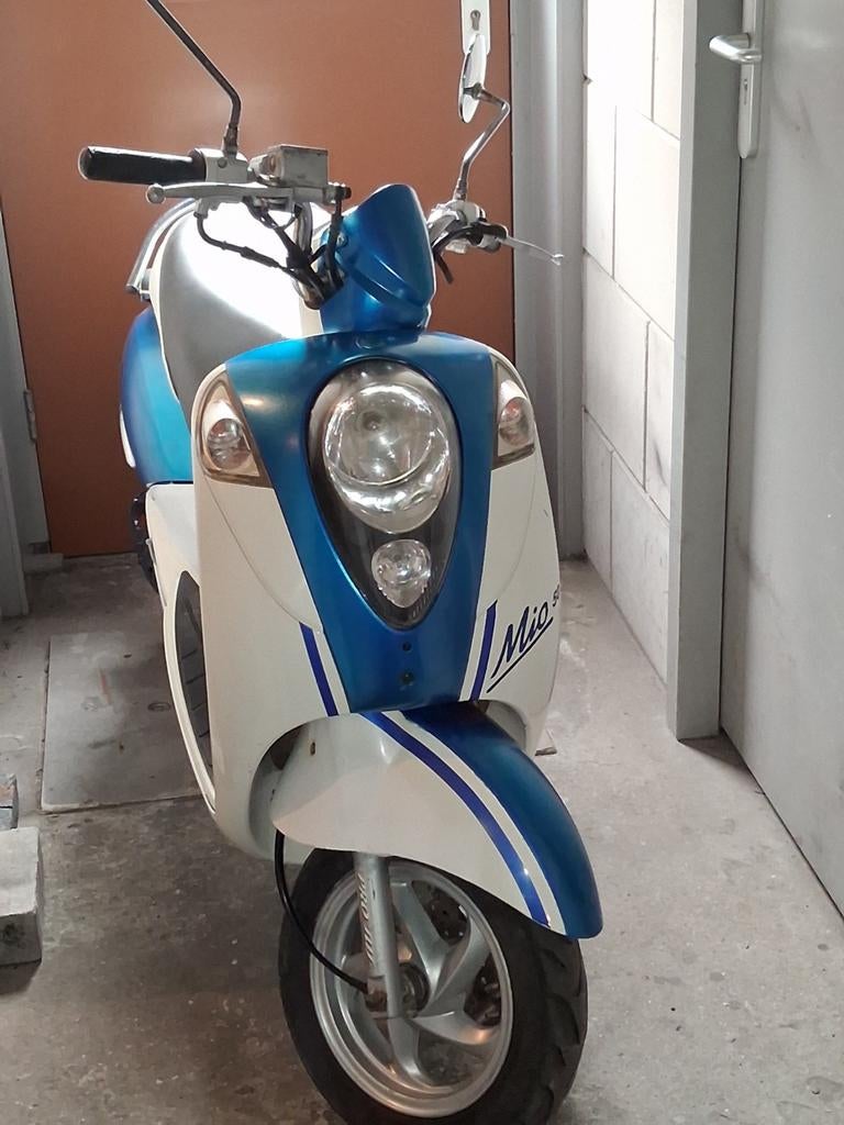 Te koop aangeboden een mooie  sym mio motor  100% 2011, Fietsen en Brommers, Ophalen, Zo goed als nieuw, Benzine, Mio