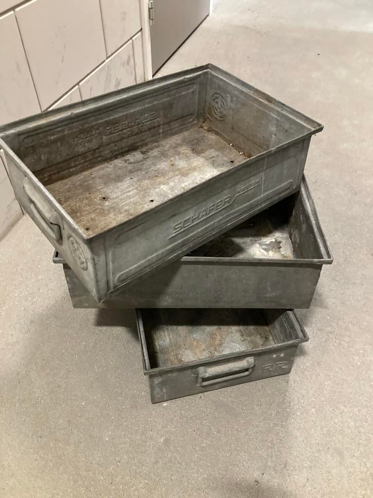 Industriële zinken bakken, Ophalen