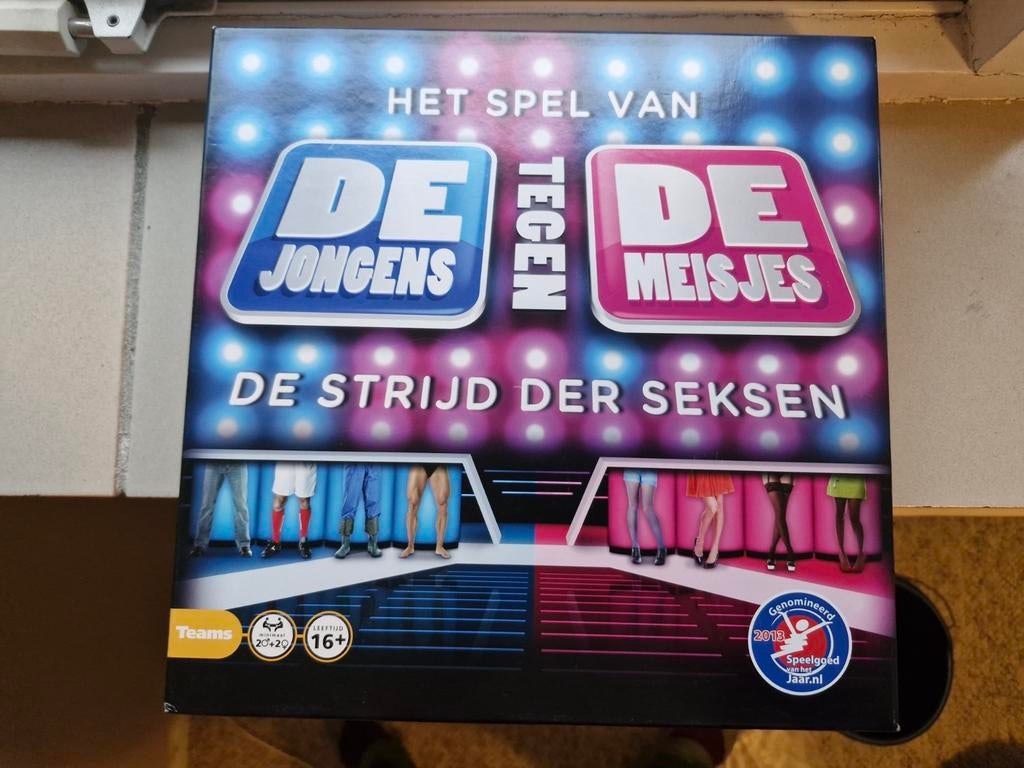 Spel: De jongens tegen de meisjes - Zo goed als nieuw, Hobby en Vrije tijd, Gezelschapsspellen | Bordspellen, Vijf spelers of meer