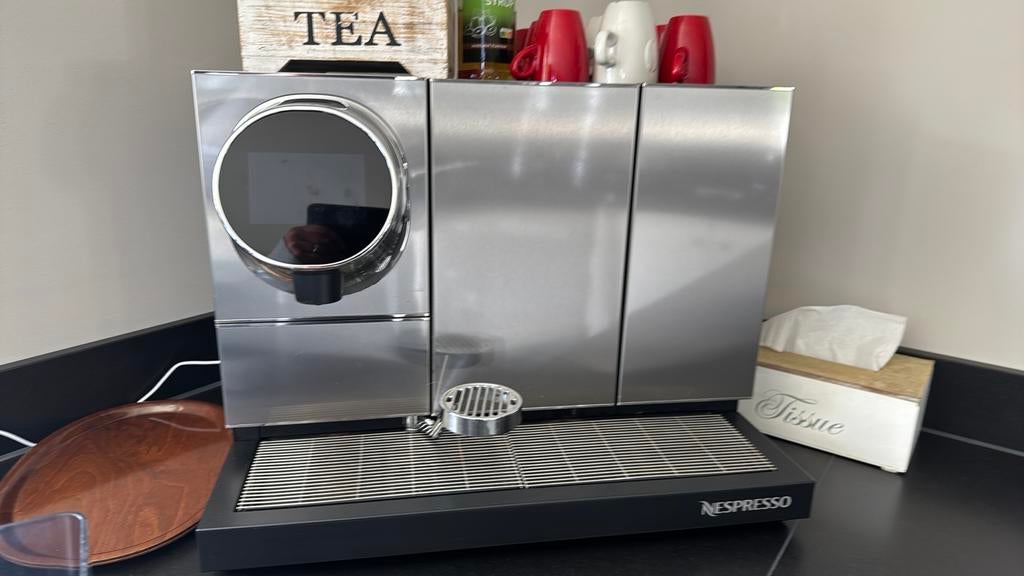 Nespresso Momento Coffee & Milk Koffiemachine, Witgoed en Apparatuur, Koffiezetapparaten, Gebruikt, Koffiepads en cups, Koffiemachine