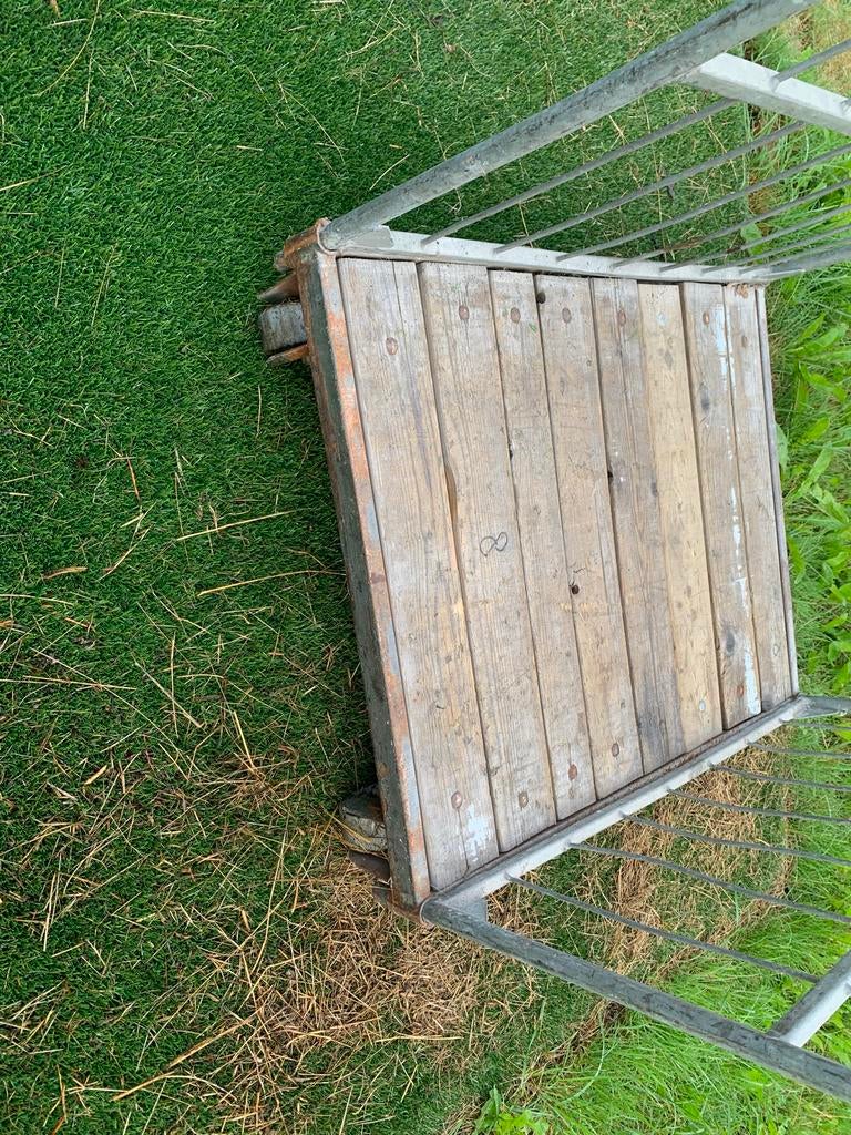 Stevige rolcontainer met houten bodem, Ophalen