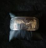 Vintage verzilverde bangle armband met olifanten, Ophalen of Verzenden, Gebruikt, Zilver, Zilver