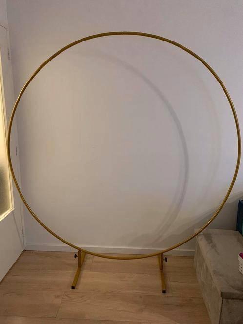 Grote goudkleurige ballonnen boog te huur, Hobby en Vrije tijd, Feestartikelen | Verhuur, Zo goed als nieuw, Verjaardag, Ophalen