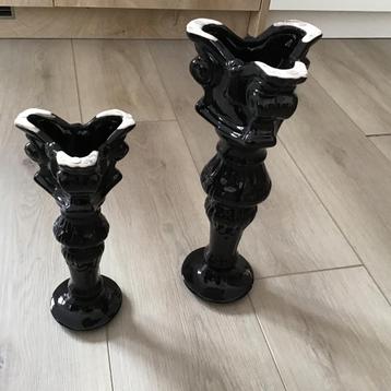 2 zwarte siervazen 40+30 cm hoog beschikbaar voor biedingen