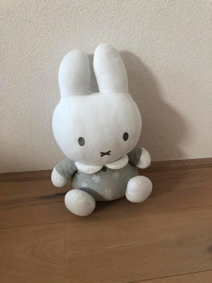 Nijntje 41 cm, grijs wit, met rammeltje in buik, Kinderen en Baby's, Speelgoed | Knuffels en Pluche, Gebruikt, Ophalen