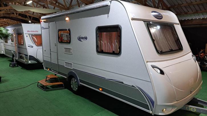 Caravelair Antares Luxe 426 Luifel/Stapelbed, Caravans en Kamperen, Caravans, Bedrijf, tot en met 6, 750 - 1000 kg, Treinzit, Caravelair