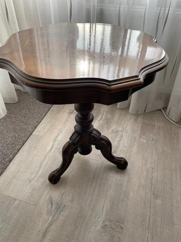 Elegante notenhouten bijzettafel – Rococo stijl Louis XV beschikbaar voor biedingen