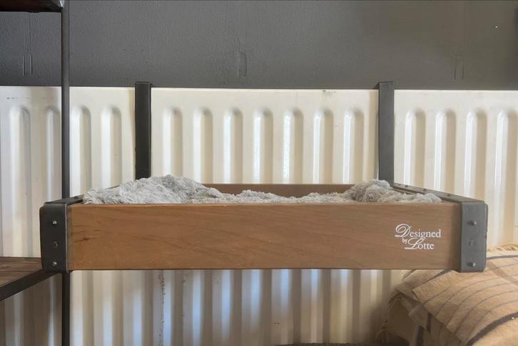 Hang mand vol hout merk : designed by Lotte, Dieren en Toebehoren, Kattenmanden, Zo goed als nieuw, Ophalen