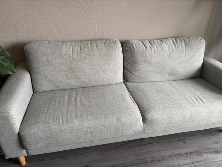 Grijze bank, Huis en Inrichting, Banken | Bankstellen, Gebruikt, Rechte bank, Tweepersoons, Ophalen