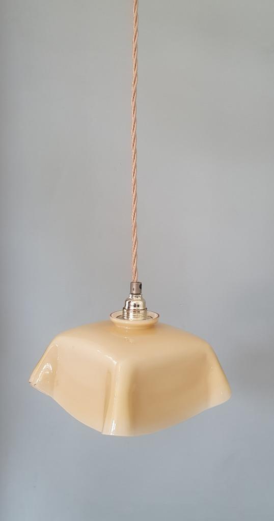 Antieke art deco plafondlamp in geel opaline glas, Huis en Inrichting, Lampen | Hanglampen, Gebruikt, Minder dan 50 cm, Glas, Metaal