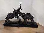 Vechtende Olifanten bronzen beeld op zwart marmeren sokkel, Antiek en Kunst, Kunst | Beelden en Houtsnijwerken, Ophalen