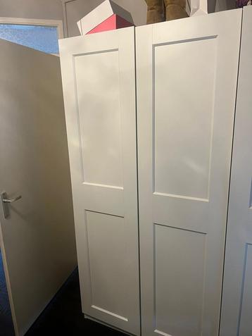Ruime kledingkast met veel opbergruimte beschikbaar voor biedingen