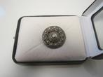 Mooie Antiek Zilveren Zeeuwse Knop Broche In Cassette., Minder dan 4 cm, Ophalen of Verzenden, Zo goed als nieuw, Zilver