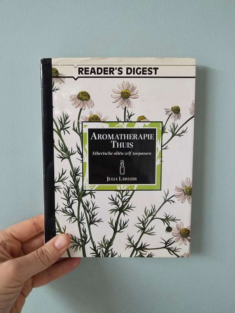Reader's Digest AROMATHERAPIE THUIS, Julia Lawless, Boeken, Reader's Digest, Ophalen of Verzenden, Zo goed als nieuw, Natuur algemeen