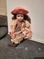 Mooi porseleinen pop met tas en beertje 52 cm, Verzamelen, Ophalen of Verzenden, Zo goed als nieuw, Pop