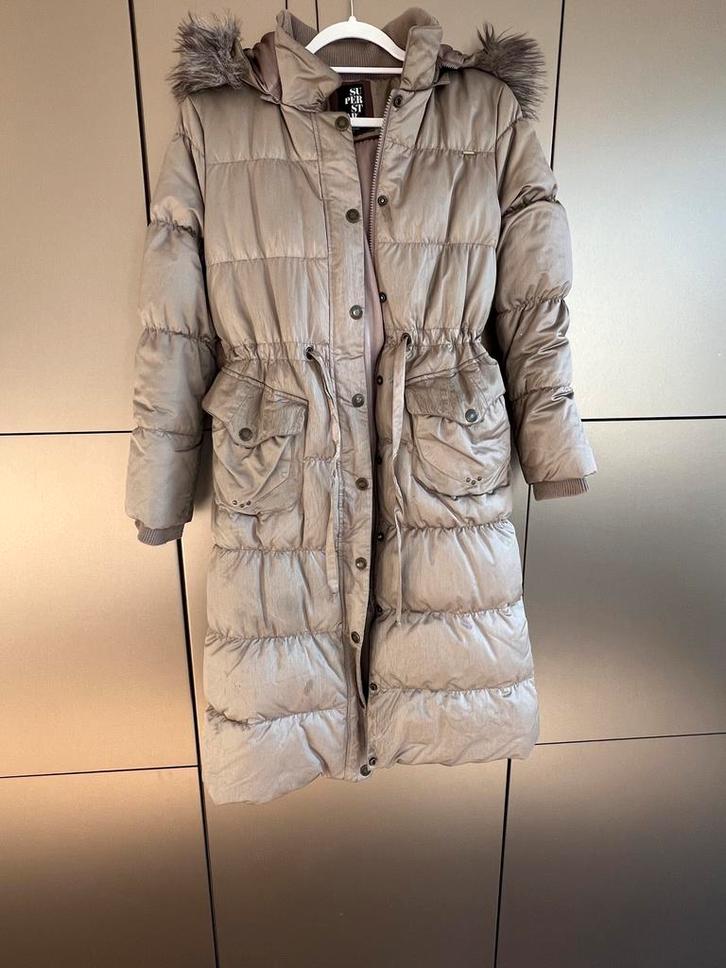 Warme knielange donsjas met bontmuts - maat S, Kleding | Dames, Jassen | Winter, Zo goed als nieuw, Maat 36 (S), Beige, Ophalen of Verzenden