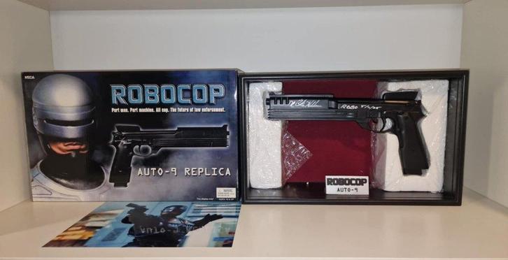 Robocop Autographed NECA Limited Edition Auto-9 Prop Replica, Verzamelen, Film en Tv, Zo goed als nieuw, Film, Beeldje, Replica of Model