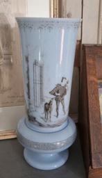 Antieke Franse opaline vaas met afbeelding man met hond, Ophalen of Verzenden